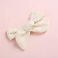 Gros plan détaillé d'un nœud en lin de coton beige montrant la texture du tissu premium - Blanc Cassé