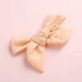 Détail d'un nœud papillon en coton et lin rose pêche avec texture de tissu tissé - Kaki