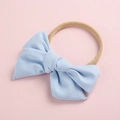 Détail d'un nœud en coton bleu clair et d'un bandeau en nylon doux pour bébés - Bleu ciel