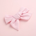 Détail du nœud rose pour bébé en lin montrant la texture du tissu et le nœud artisanal - Rose Clair
