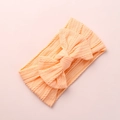 Dettaglio della fascia per neonati in nylon jacquard morbido con trama a maglia e fiocco arancio - Giallo Pesca