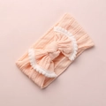 Détail du bandeau tricoté rose pour bébé avec gros nœud et bordure pompon blanc - Rose Foncé avec Bordure Blanche