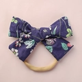 Detail eines Baby Stirnbands mit Erdbeer und Blumenmuster auf weichem Baumwollstoff - Schleife Haargummi (2) / Dunkelblau Bedruckt