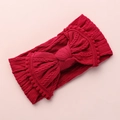 Détail du bandeau bébé tricoté rouge foncé avec nœud et bordure en pompons doux - Dark Red Matching Edge