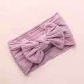 Trama dettagliata della fascia per neonati in maglia lilla con grande fiocco - Viola Taro