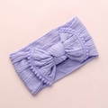 Détail de la texture en tricot du bandeau violet avec gros nœud et pompons décoratifs - Purple Matching Edge