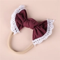 Dettaglio della fascia per neonati rosso scuro con bordo in pizzo bianco e fiocco - Borgogna