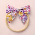 Detailansicht eines Baby-Haarbands mit Blumenmuster und weichem nahtlosem Nylon-Gummiband - Denimblau Blumig