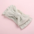 Détail d'un bandeau en maille pour bébé blanc crème avec pompons et grand nœud - Blanc Gris