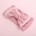 Détail du bandeau en tricot rose pour bébé avec gros nœud et bordure à pompons doux - Rose Poudré