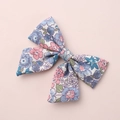 Fermaglio per capelli a fiocco floreale per bambine con motivi blu e rosa su sfondo rosa - Floreale Blu Rosa
