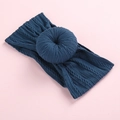 Detalle de la diadema para bebé en punto de trenzas azul marino con adorno de lazo donut - Azul Tinta