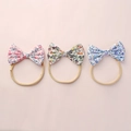 Set di tre fasce per neonati in nylon morbido con fiocchi floreali su sfondo rosa pastello - Stile Casuale Misto