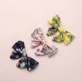 Set di tre fermagli per capelli in cotone floreale per bambine in blu navy, rosa e giallo - Stile 1 (Colore Casuale)
