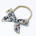 Dettaglio della fascia per neonati con fiocco in cotone a fiori ed elastico marrone - Floreale Blu (Stile 1)