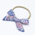 Dettaglio della fascia per neonati con fiocco floreale e fascia elastica in nylon - Floreale Rosa Viola (Stile 3)