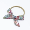 Dettaglio del fiocco in cotone a fiori su fascia per neonato in nylon elastico - Floreale Ciano Pallido (Stile 4)