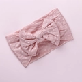 Dettaglio della fascia in nylon rosa a pois con un grande fiocco per neonata - Rosa Profondo