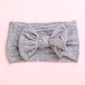 Dettaglio fascia per neonati grigia con pois bianchi e grande fiocco in nylon morbido - Grigio