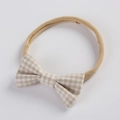 Détail d'un bandeau pour bébé avec un nœud à carreaux vichy crème et une bande souple - Gingham Crème et Blanc (4)