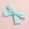 Dettaglio fiocco per capelli in cotone azzurro con stelle su sfondo rosa pastello - Fiocco per capelli / Stella blu