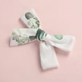 Dettaglio di un fiocco per capelli in cotone bianco con stampa di foglie verdi su rosa - Fiocco per capelli / Cactus