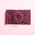 Diadema suave de nailon para bebé con lunares blancos y un nudo de dona en rojo oscuro - Burdeos