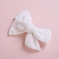 Dettaglio del fiocco in pizzo di cotone bianco con ricamo inglese per capelli ed accessori - Stile 1