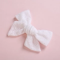 Fermaglio per capelli a fiocco in pizzo ricamato bianco per bambine su sfondo rosa - Stile 2
