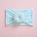 Detalle de diadema de nailon azul claro para bebé con lunares 3D blancos y nudo de donut - Azul cielo