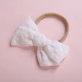 Zachte baby haarband met wit geborduurde kant en elastische nylon band op roze achtergrond - Stijl 4