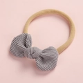 Détail d'un bandeau bébé en velours côtelé gris avec sangle en nylon élastique - Gris