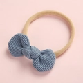 Détail du nœud bébé en velours côtelé bleu avec un bandeau en nylon souple et élastique - Bleu foncé