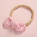 Détail d'un bandeau rose en velours côtelé avec nœud doux pour nouveau-nés et bébés - Rose