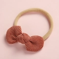 Vue détaillée du bandeau pour bébé en velours côtelé avec un nœud rose et bande élastique - Rouge Orangé Foncé
