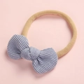 Détail de la texture en velours côtelé du bandeau bébé avec nœud et boucle en nylon doux - Bleu clair