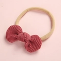 Détail d'un bandeau bébé avec nœud en velours côtelé rose et marron, nylon souple - Rouge Brique