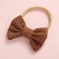 Détail du nœud en velours côtelé marron sur un bandeau élastique doux pour bébé - Brun (14)