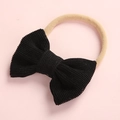 Détail de la texture velours côtelé du nœud noir sur bandeau élastique pour bébé - Noir (17)