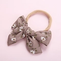 Dettaglio della fascia per neonati in nylon morbido con fiocco floreale marrone e margherite - 10*6.5 Marrone