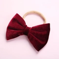 Detalle de lazo de terciopelo rojo oscuro con diadema elástica sin costuras - Burdeos