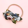 Détail d'un bandeau élastique pour bébé avec fleurs de pivoine en tulle bleu et rose - Style Pivoine Bleu Foncé et Rose Violet (1)