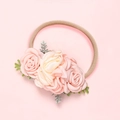 Détail d'un bandeau en nylon doux avec roses en tissu faites à la main pour fillettes - Rose Tissu Rose Crème (4)