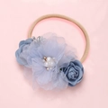 Détail de fleurs en tissu bleu et perles sur un bandeau en nylon élastique pour bébés - Rose Bleu Foncé en Maille Bleu Clair (10)