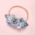 Détail d'un bandeau à fleurs en maille fait main avec des pétales bleus et blancs sur rose - Floral en Tissu Bleu Blanc (11)