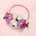 Détail d'un bandeau pour bébé avec fleurs en soie rose et bande en nylon élastique - Fuchsia