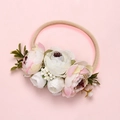 Détail de fleurs en maille faites main sur un bandeau élastique doux pour bébé - Rose Clair