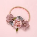Détail d'un bandeau à fleurs en tissu fait main avec ruban en nylon souple pour filles - Fleur en Tissu Rose Gris Vintage (28)