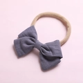 Vue détaillée du bandeau bébé en lin doux avec une sangle élastique en nylon fin - Gris