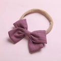 Détail de la texture en lin de l'arc violet et du bandeau élastique doux pour bébé en nylon - Violet Foncé